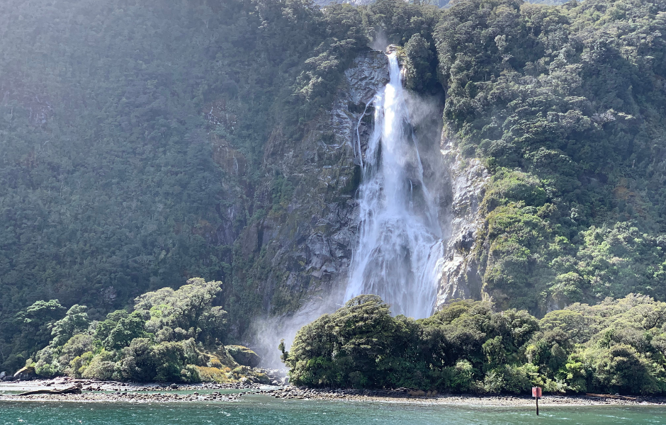 米爾福德峽灣的Bowen Fall